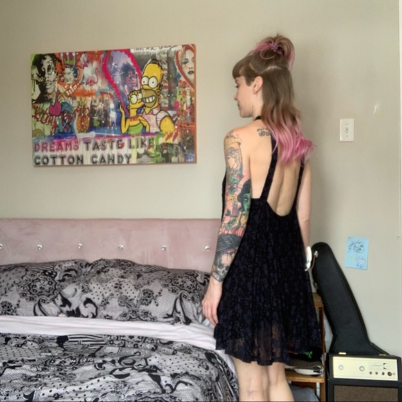 Lace flower overlay dress with open back 🖤 - Picture 2 of 12